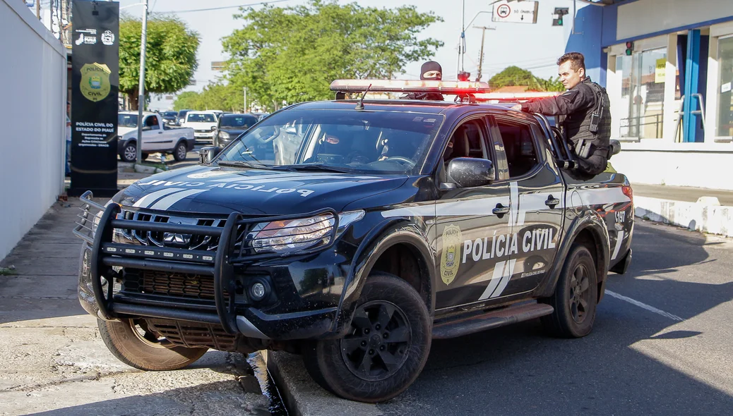 Viatura da polícia Civil chegando na sede do DRACO