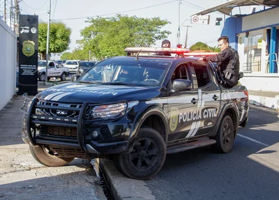 Viatura da polícia Civil chegando na sede do DRACO