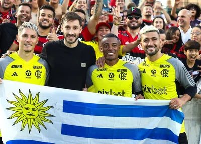 Viña ao lado dos outros jogadores uruguaios do Flamengo