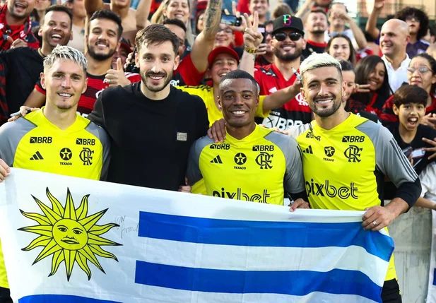 Viña ao lado dos outros jogadores uruguaios do Flamengo