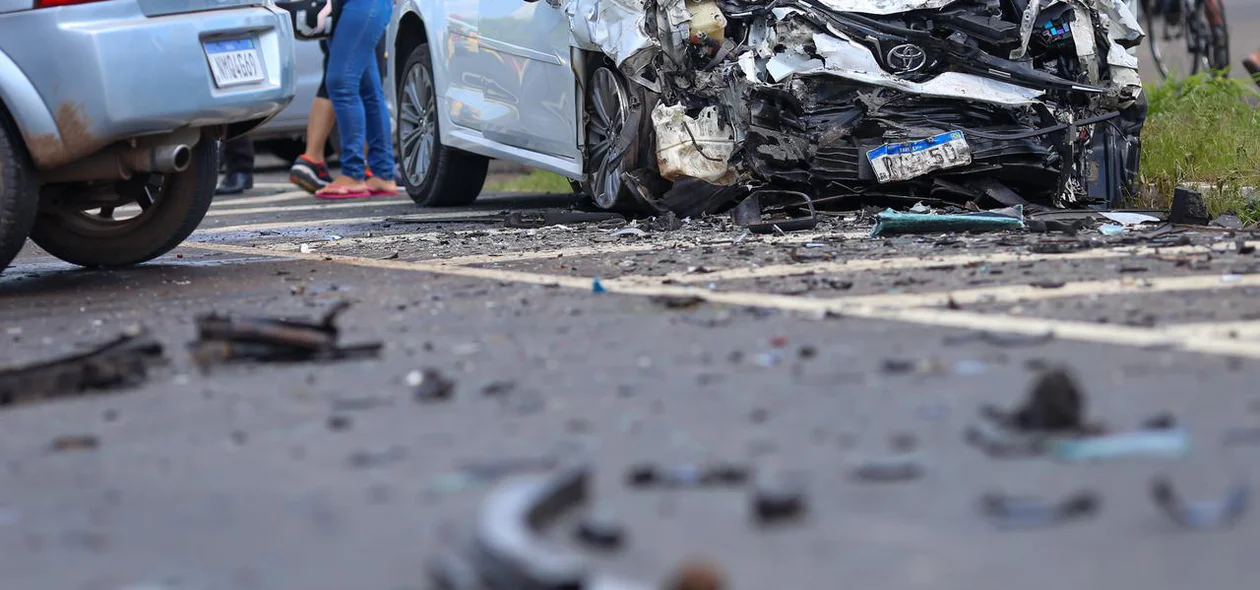 Vítima que morreu ficou presa às ferragens