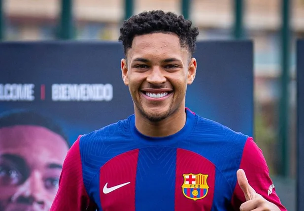 Vitor Roque é apresentado oficialmente pelo Barcelona