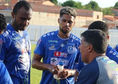 Wallace Lemos dando orientações para os jogadores do Oeirense