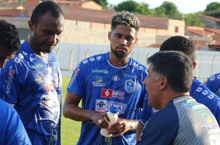 Wallace Lemos dando orientações para os jogadores do Oeirense