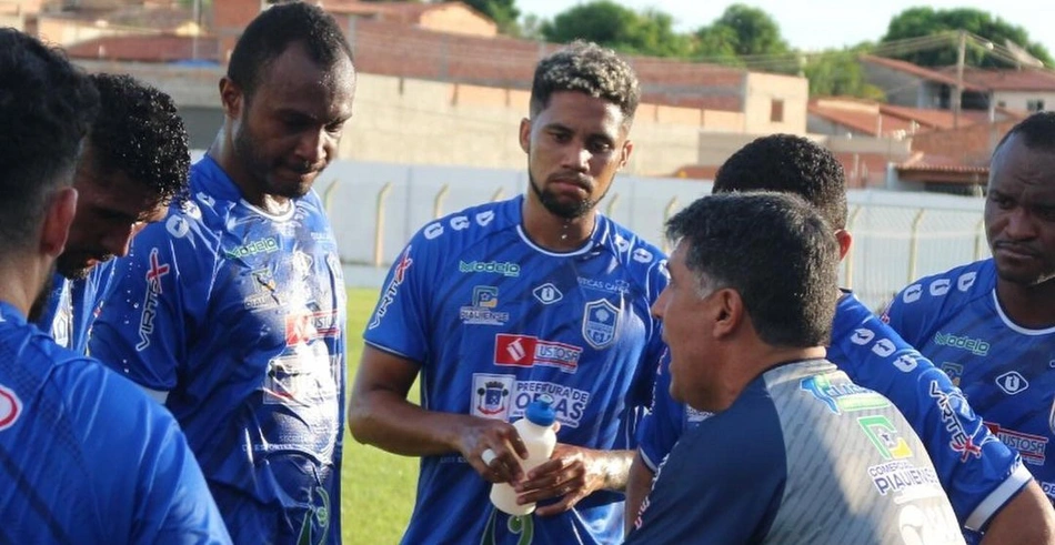 Wallace Lemos dando orientações para os jogadores do Oeirense