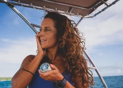 A surfista e influenciadora italiana Giulia Manfrini de 36 anos