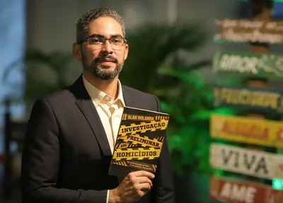 Alan Holanda com o livro “Investigação Preliminar em Homicídios”
