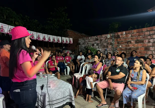 Apoiadores atentos a reunião com a candidata Iasminne Pinheiro