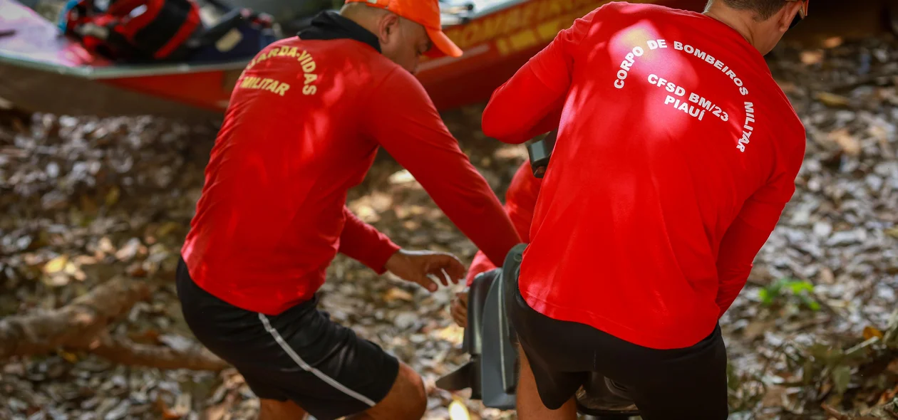 Bombeiros no local