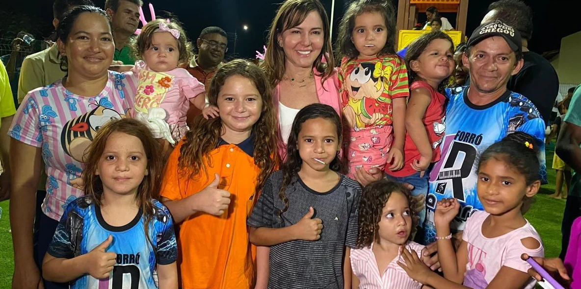 Prefeita Ivanária Sampaio participa de inauguração de brinquedopraça