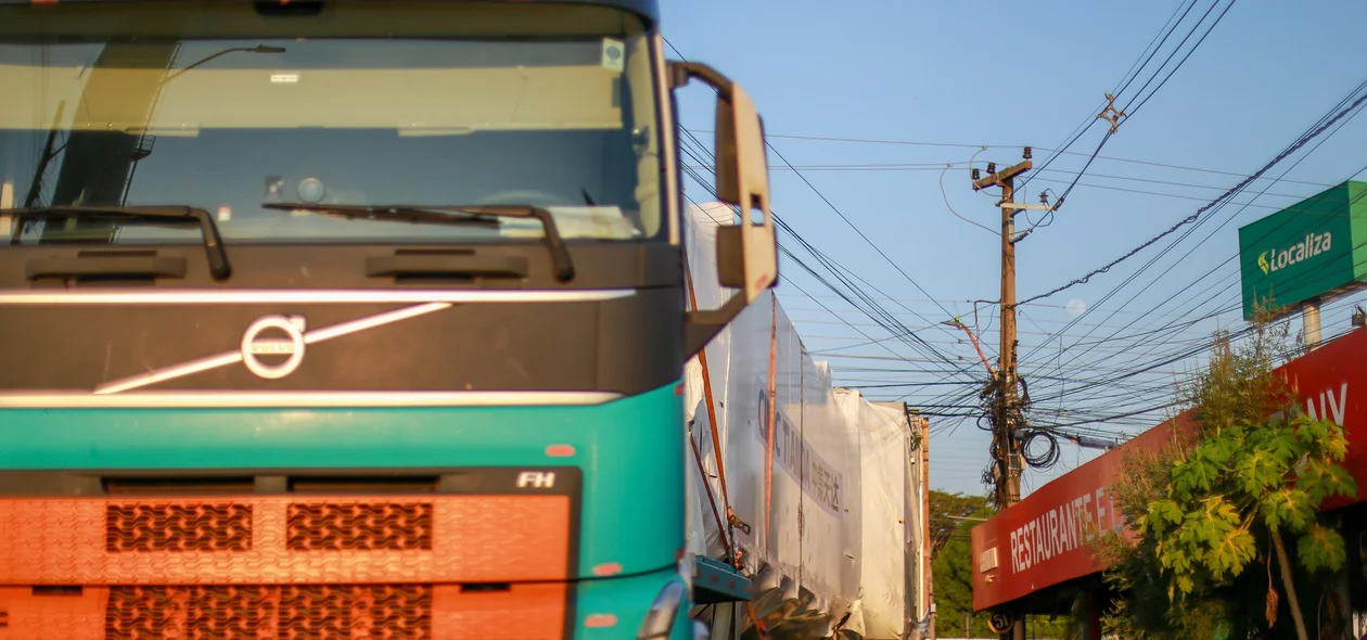Carga do caminhão colidiu contra os fios