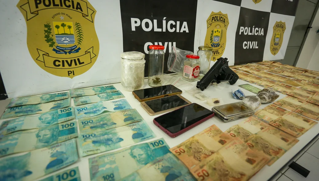 Celulares, dinheiro e simulacro de pistola foram apreendidos pela polícia