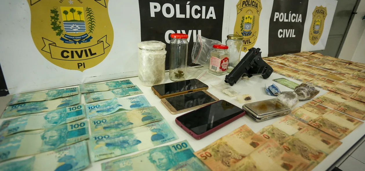 Celulares, dinheiro e simulacro de pistola foram apreendidos pela polícia
