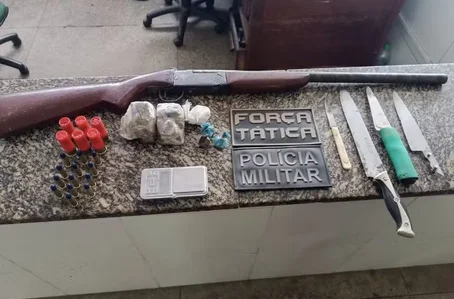 Com os suspeitos a polícia encontrou munições e drogas.