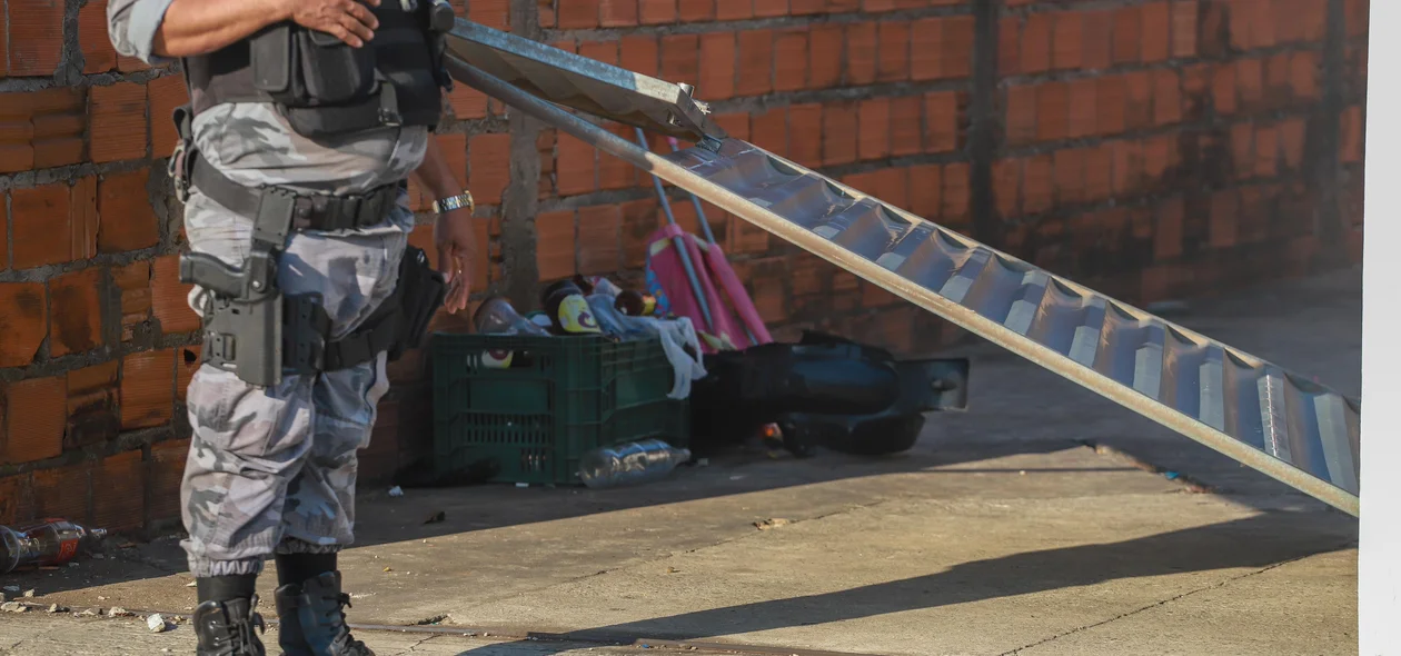 Criminosos derrubaram portão da residência para cometer o crime