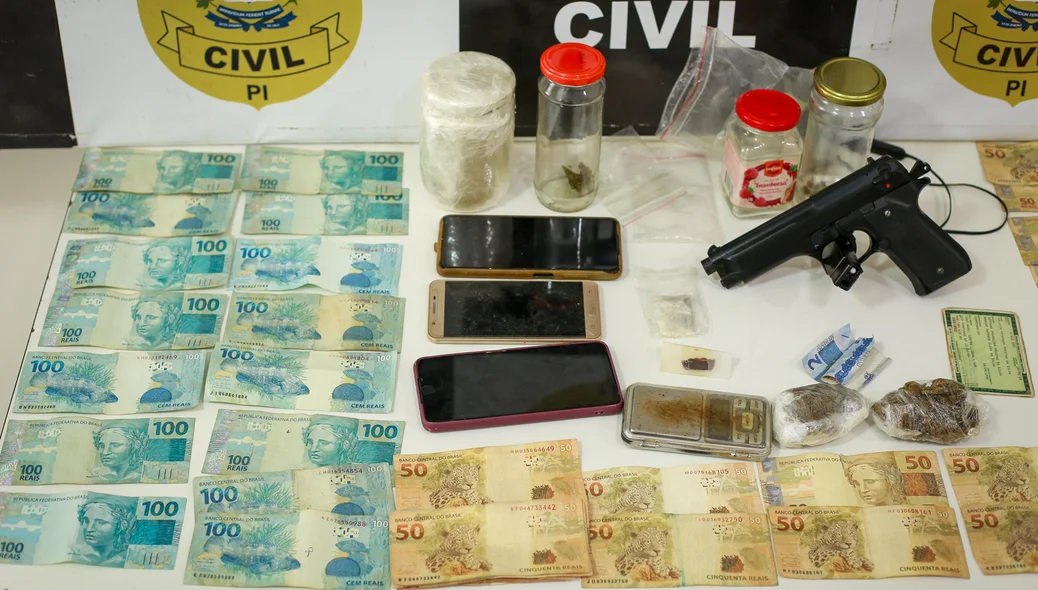 Dinheiro em espécie e celulares que estavão em posse do criminoso