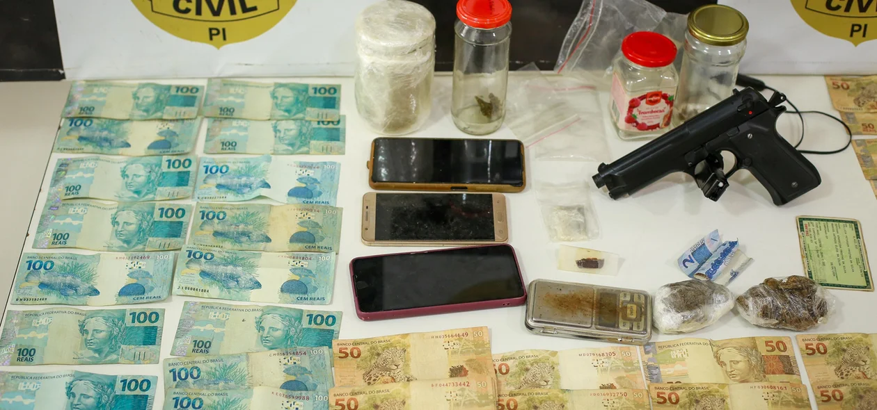 Dinheiro em espécie e celulares que estavão em posse do criminoso