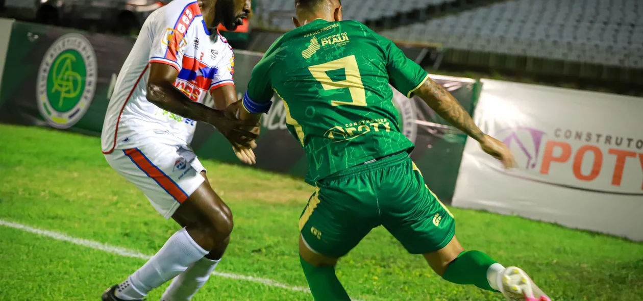 Dividida de bola entre Weslley Smith e Luisão