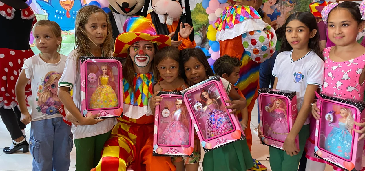 Entrega dos brinquedos para as crianças