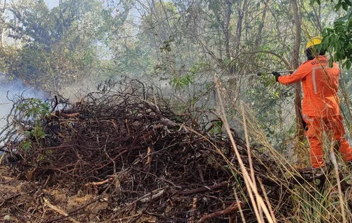 Equipe do Corpo de Bombeiros contendo as chamas no campus da UFPI