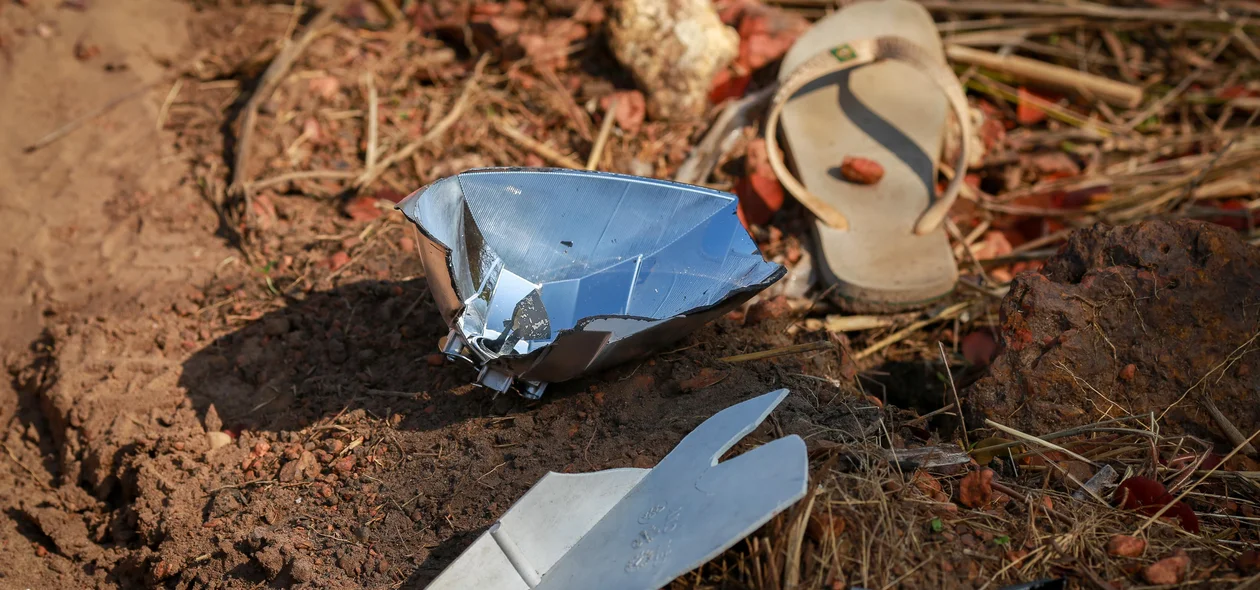 Farol de veículo destruído