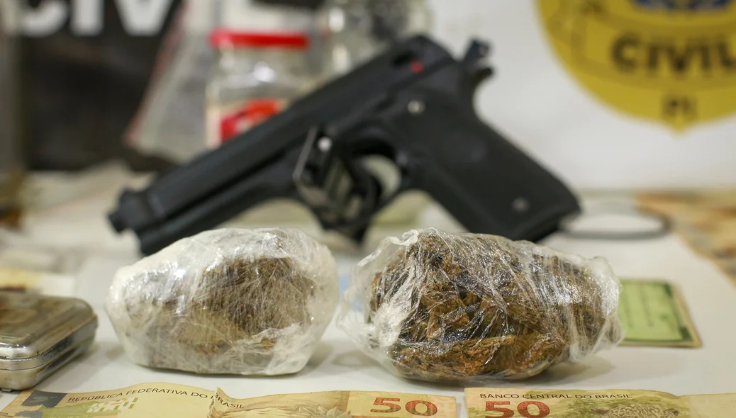 Foram apreendidos skunk e haxixe, balança de precisão