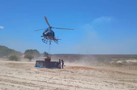 Helicóptero do Bopaer durante missão de combate à incêndio em Buriti dos Montes