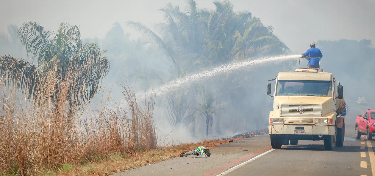 Incêndio causado por uma motocicleta em chamas