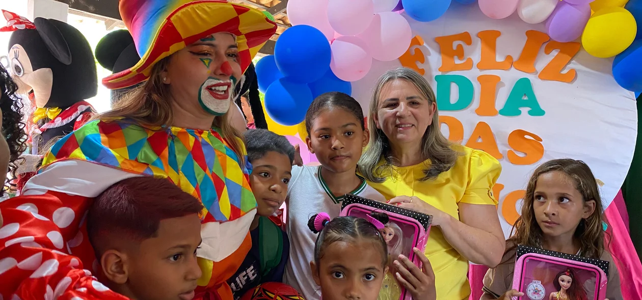 Ivanária Sampaio entrega novos presentes para crianças em Esperantina