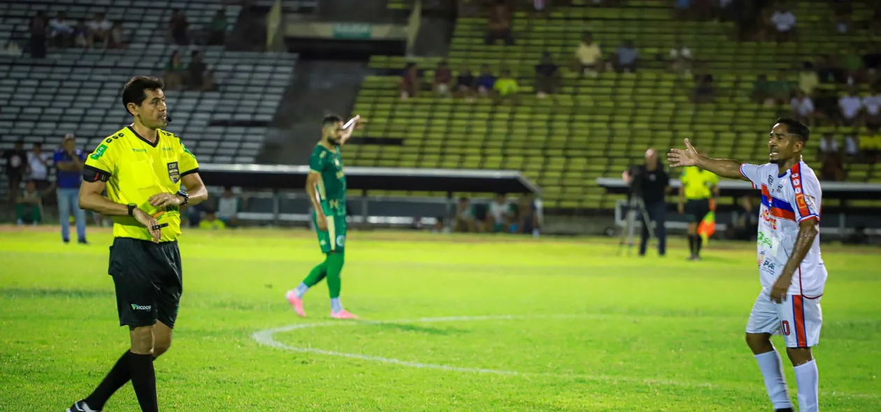 Jorge Henrique (Piauí) e árbitro da final do Piauiense Série B 2024