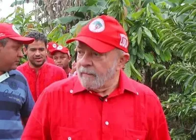 Lula utilizando MST