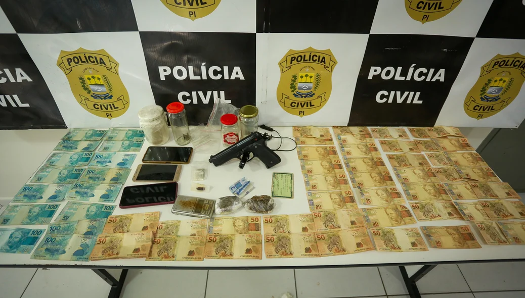 Material apreendido pelo Departamento Estadual de Repressão ao Narcotráfico