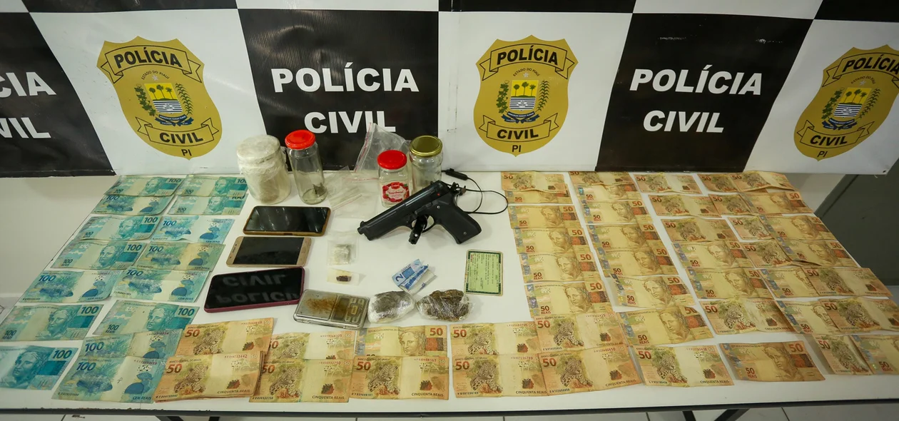 Material apreendido pelo Departamento Estadual de Repressão ao Narcotráfico