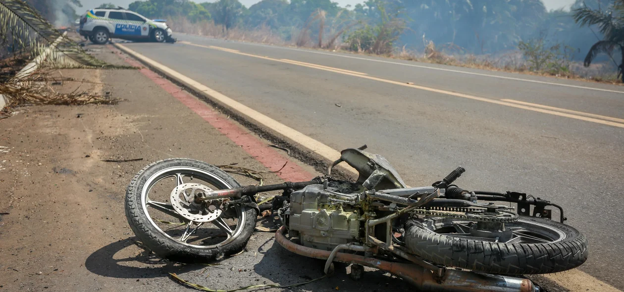 Motocicleta pegou fogo após a colisão