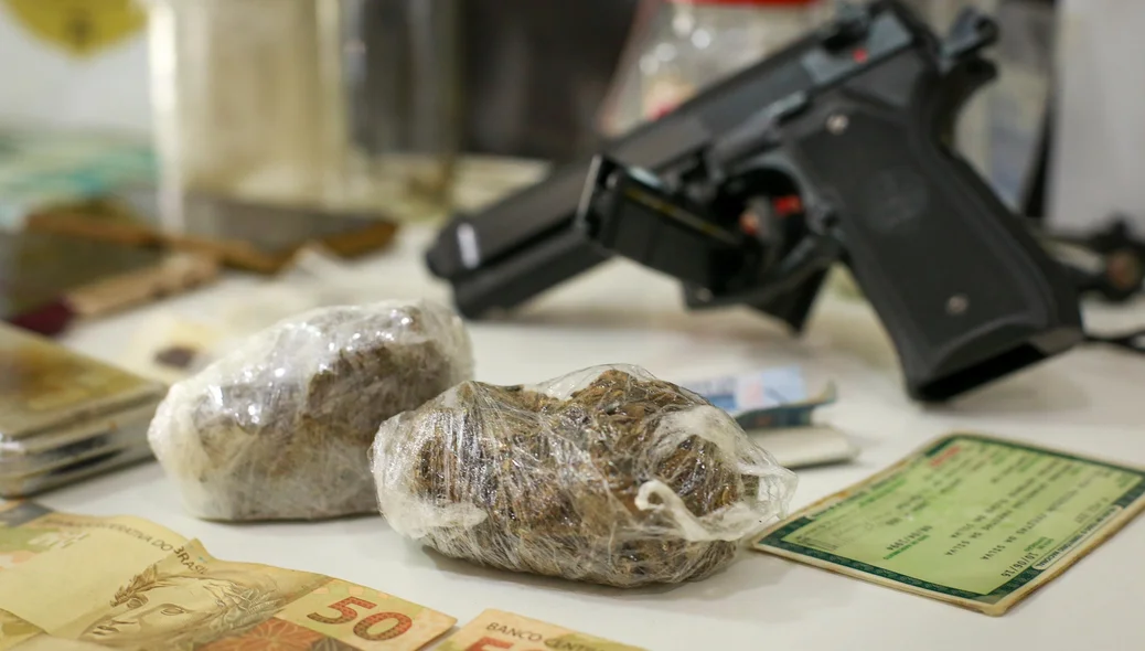 O criminos estava em posse de skunk e haxixe