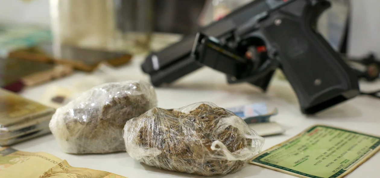 O criminos estava em posse de skunk e haxixe