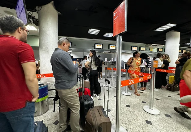 Passageiros no Aeroporto Senador Petrônio Portella
