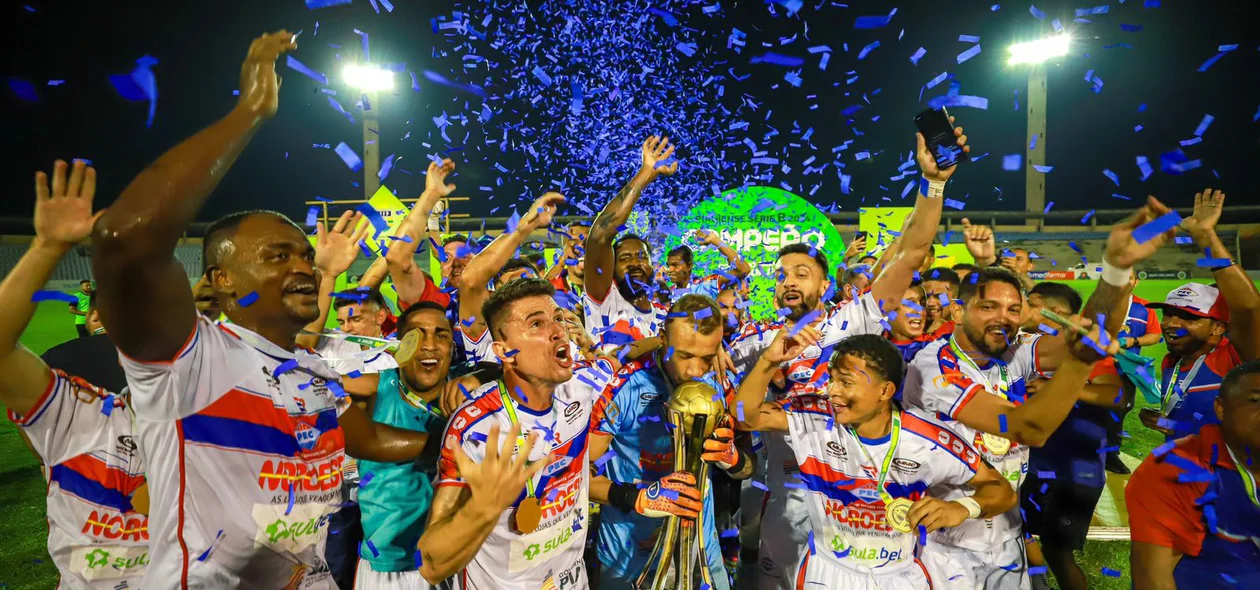 Piauí levantando a taça do Campeonato Piauiense Série B 2024