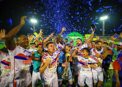 Piauí levantando a taça do Campeonato Piauiense Série B 2024