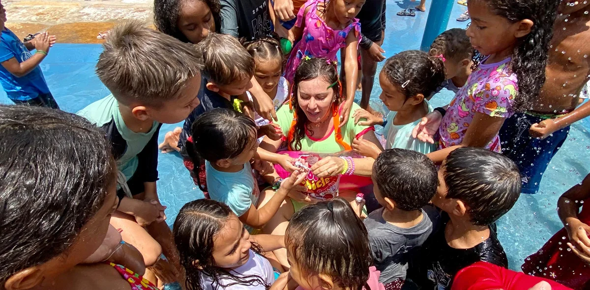 Prefeita com as crianças