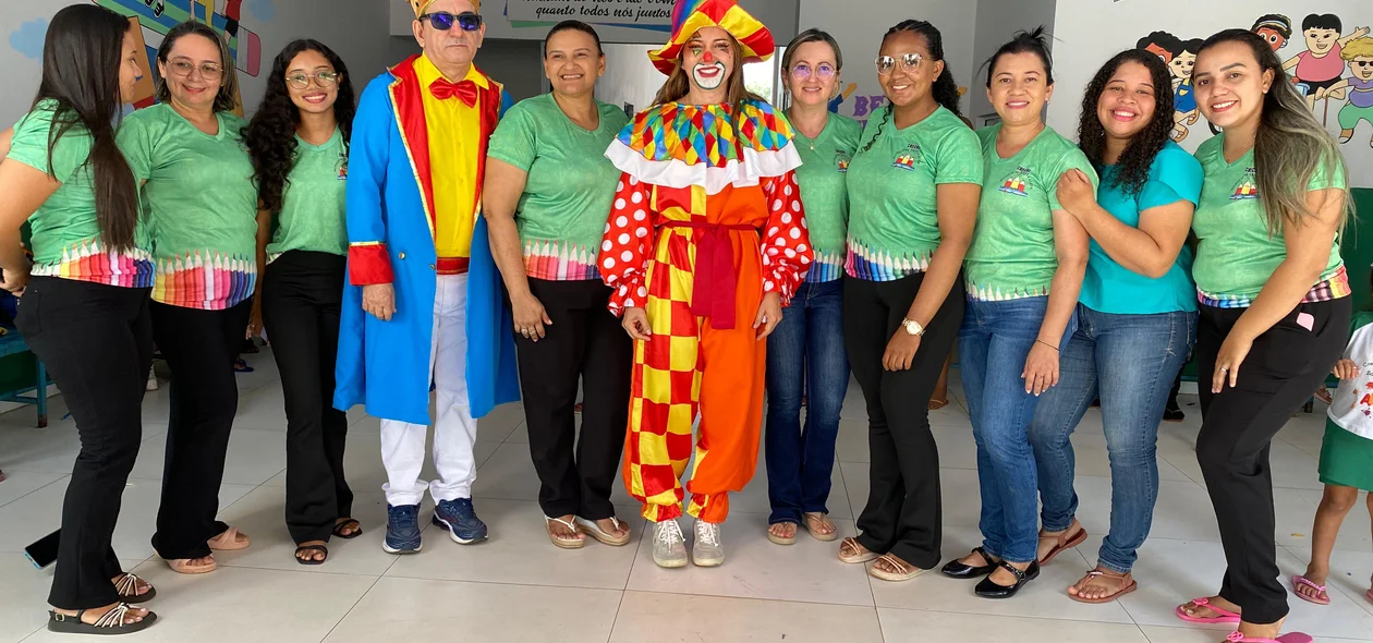 Prefeita e secretário com os professores