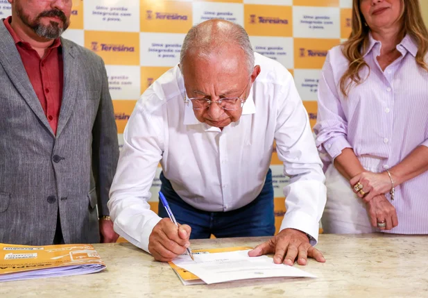 Prefeito Dr. Pessoa assinando documento