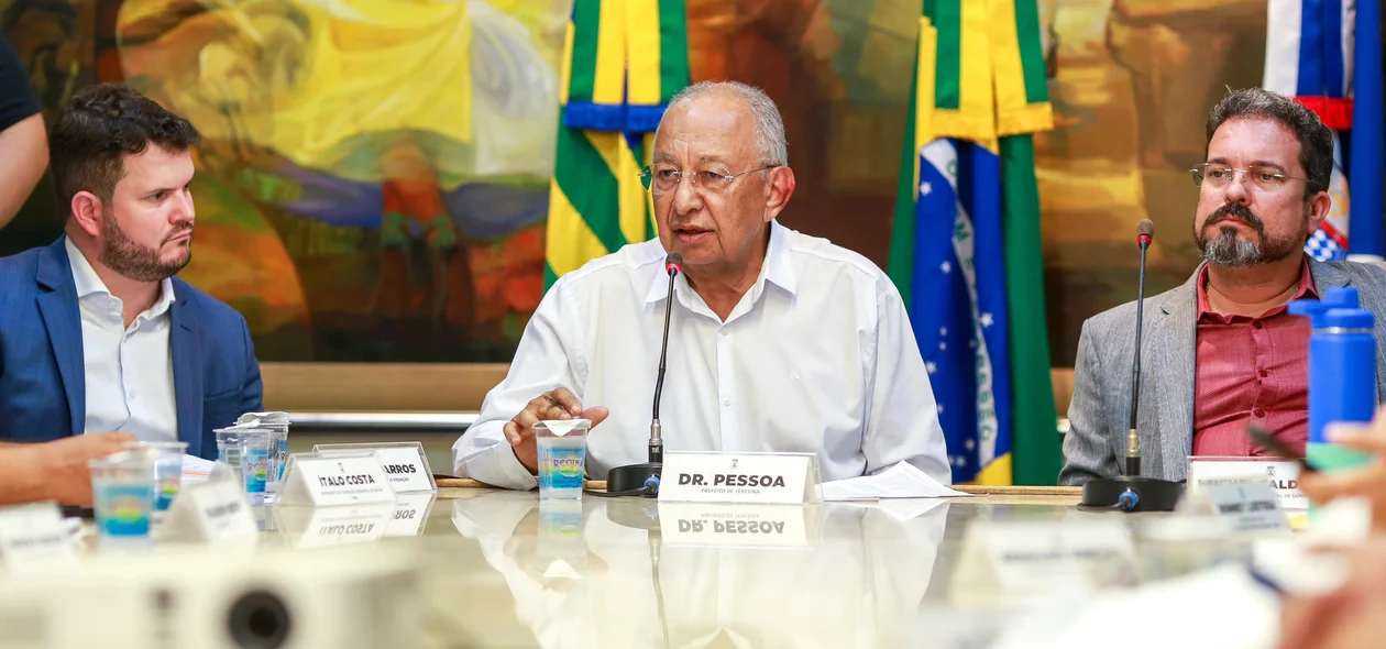 Prefeito Dr. Pessoa no comando da reunião