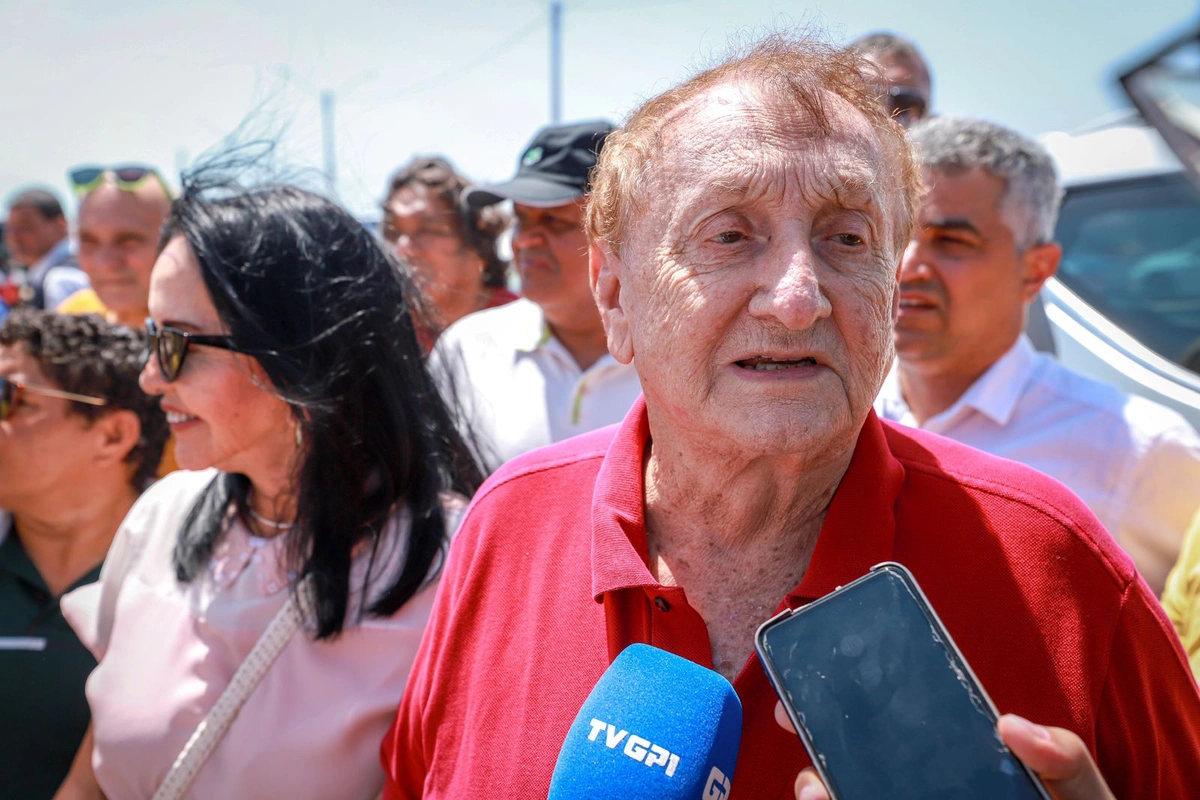 Prefeito Mão Santa fala com a imprensa