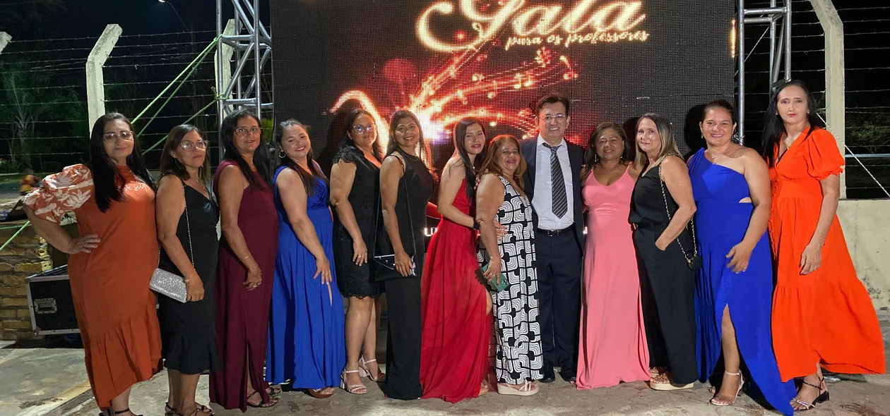 Prefeitura de Esperantina realiza noite de gala em homenagem ao Dia do Professor