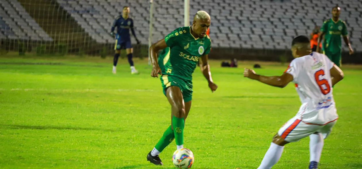 Ramires tentando criar a jogada para o Atlético Piauiense