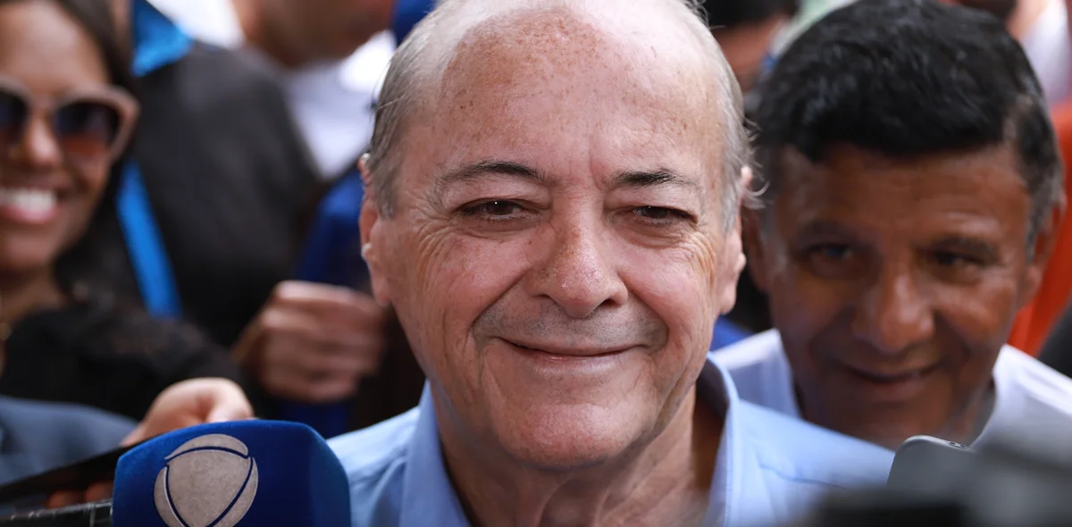 Sílvio conversa com a imprensa
