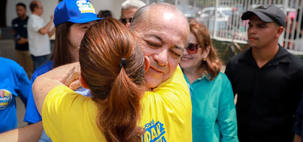 Sílvio Mendes abraçando apoiadora na chegada ao local de votação