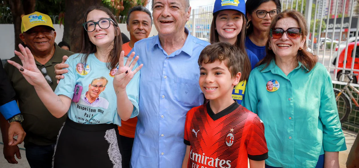 Sílvio Mendes ao lado de familiares e apoiadores, como Cristina Soares, filha do ex-prefeito Firmino Filho