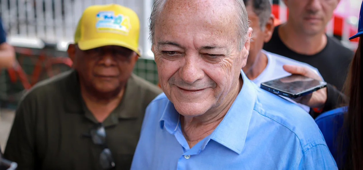 Sílvio Mendes chegando no Colégio Darcy Ribeiro, local onde vota